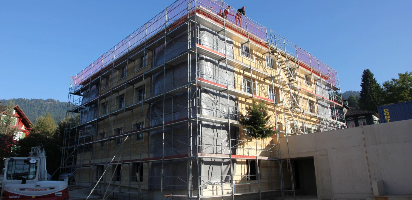 Vergangene Woche wurde im Wohnquartier Schwarzen, Alberschwende, bei Haus C die Dachgleiche gefeiert. Auch in den anderen drei Gebäudekörpern der modernen Wohnanlage geht es planmäßig voran. Vergangene Woche wurde im Wohnquartier Schwarzen, Alberschwende, bei Haus C die Dachgleiche gefeiert. Auch in den anderen drei Gebäudekörpern der modernen Wohnanlage geht es planmäßig voran.